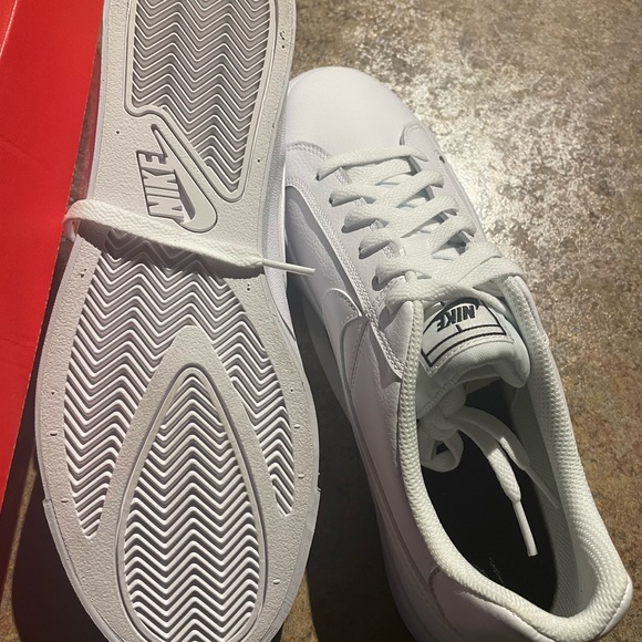 Woman’s size 11 Nike Court Royals AC - Picture 2 of 4